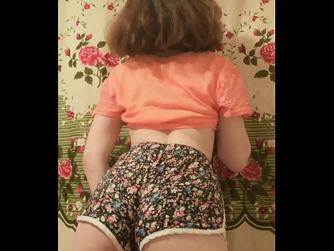 ❤️ 性感的年轻宝贝在镜头前脱下她的短裤 ❤❌ Porno fb❌️❤